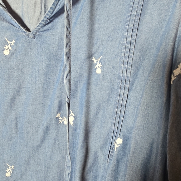 LC Lauren Conrad Denim Color Floral Accent Blouse Size XXL - Picture 6 of 6
